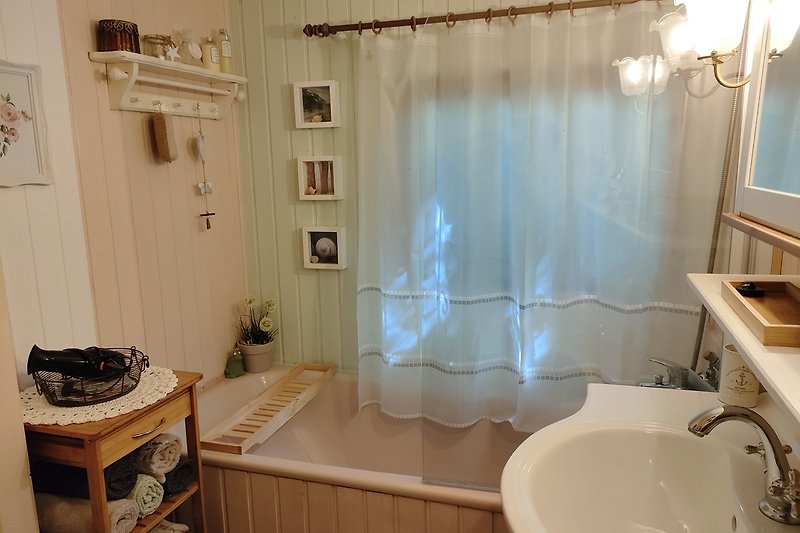Badezimmer mit Badewanne und Fenster