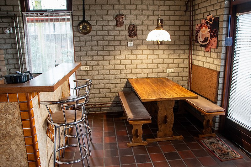 Küche mit Holzakzenten, Barhockern und Fensterblick.