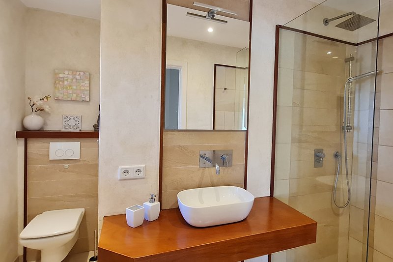 Modernes Tageslicht-Badezimmer mit ebener Dusche und Fussbodenheizung