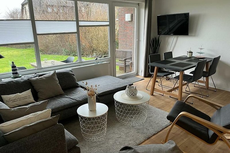 Stilvolles Wohnzimmer mit bequemer Couch und modernem Design.