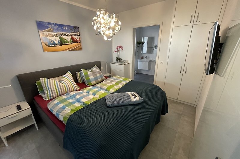 Stilvolles Schlafzimmer mit elegantem Design und gemütlichem Boxspringbett