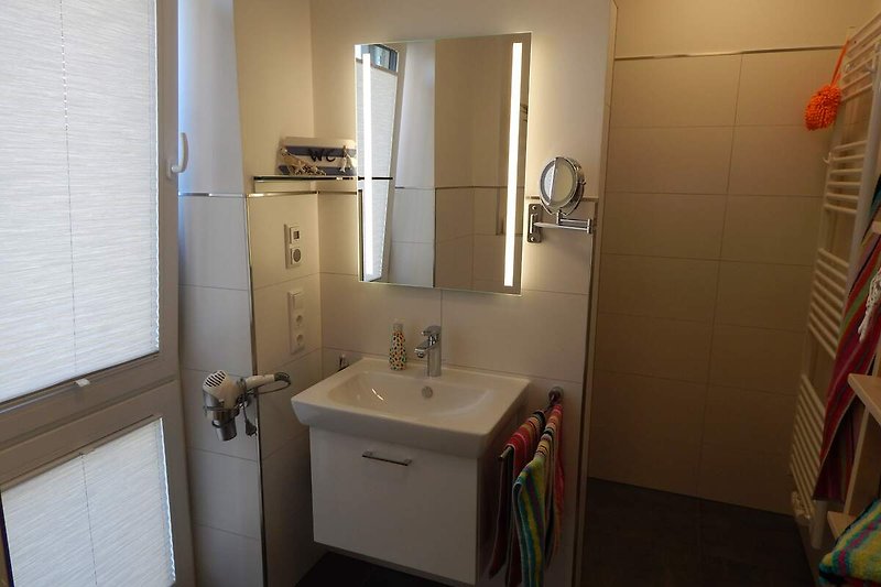Badezimmer mit begehbarer Dusche und Fenster