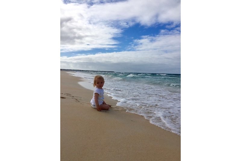 Strandurlaub mit glücklichem Kind am Meer.