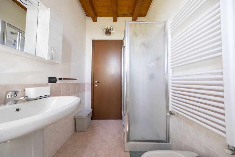 Modernes Badezimmer mit elegantem Waschbecken und Armatur.