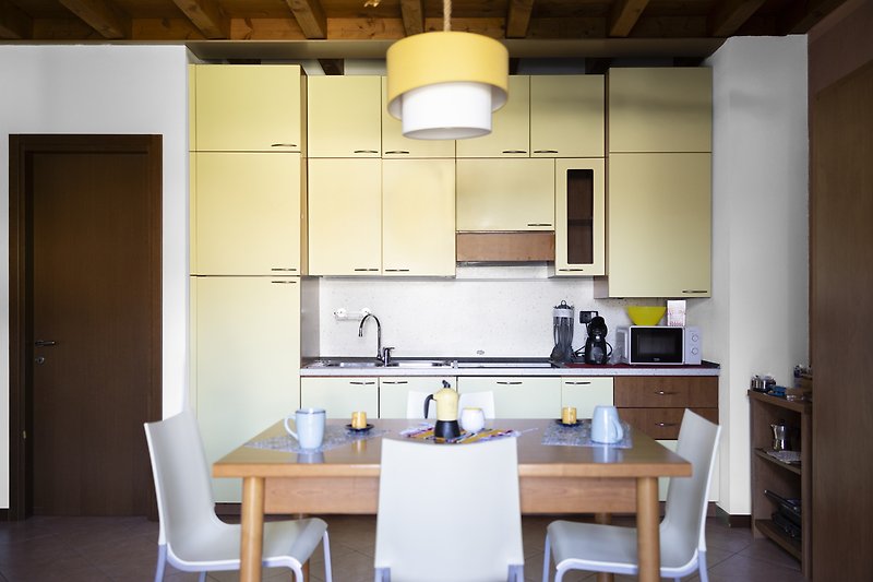Moderne Küche mit eleganten Möbeln und stilvoller Beleuchtung.