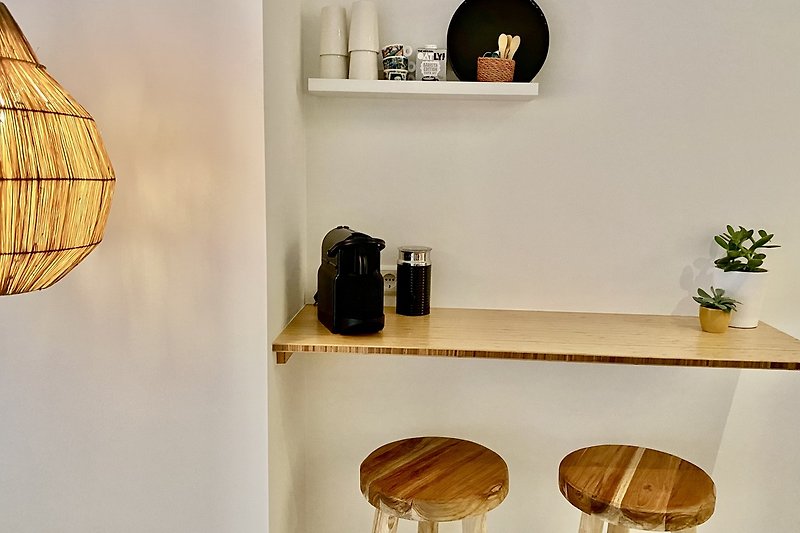 Unsere Kaffeeecke ist mit einer Nespresso-Kaffeemaschine und einem Milchaufschäumer ausgestattet.