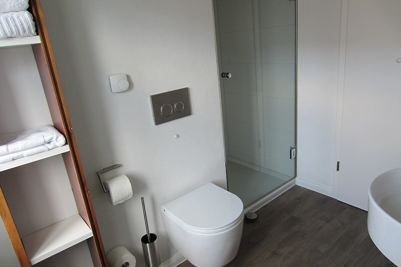Modernes Badezimmer mit Toilette, Waschbecken und Bidet.