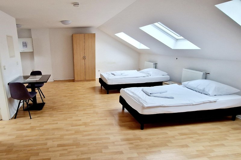 Schlafzimmer mit Holzmöbeln, Bett und Lampe. Gemütliche Einrichtung.