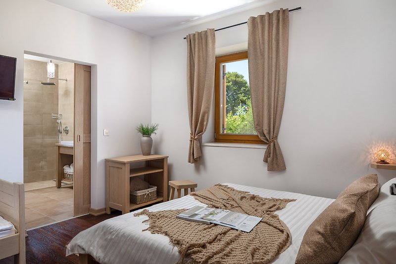 Schlafzimmer mit Holzmöbeln, Bett und Fenster - gemütliche Atmosphäre!