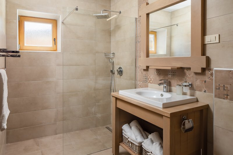 Modernes Badezimmer mit Glaswaschbecken, Spiegel und Dusche - stilvolle Einrichtung!