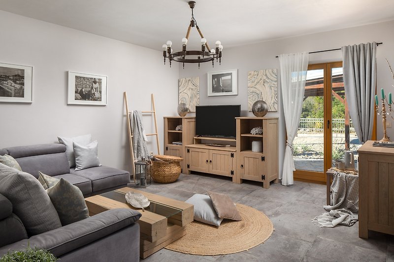 Wohnzimmer mit Holzmöbeln, Couch, Pflanze und Bilderrahmen - stilvolle Einrichtung!