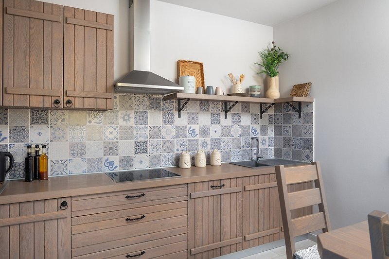 Moderne Küche mit Holzmöbeln, Küchengeräten und Granit - stilvolles Ambiente!