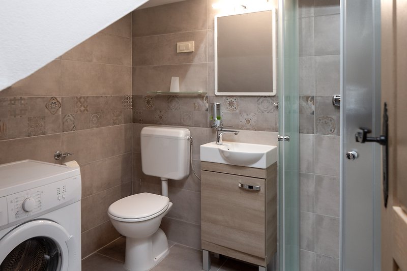 Modernes Badezimmer mit Spiegel, Waschbecken und Armatur - stilvolle Einrichtung!