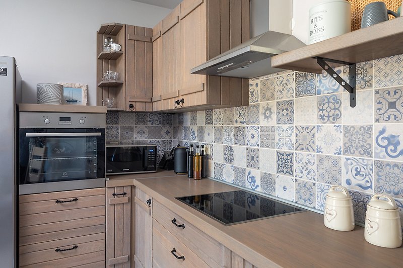 Moderne Küche mit weißer Einrichtung und Holzakzenten - stilvolles Ambiente!