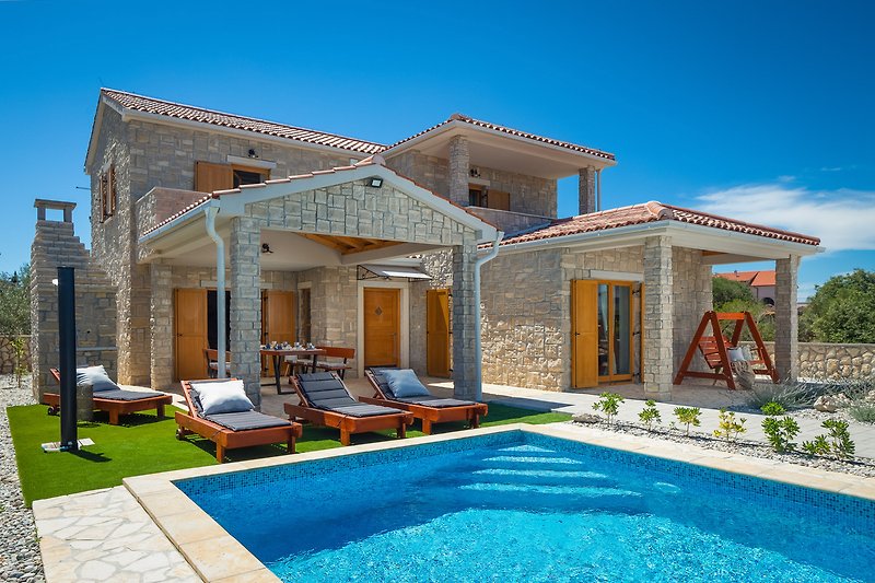 Luxuriöses Anwesen mit Pool, modernem Design und grüner Umgebung.
