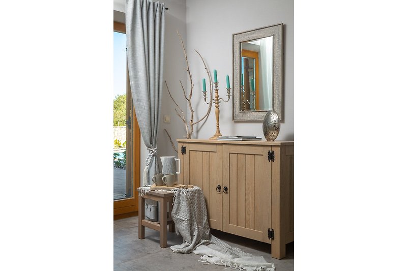 Holzschrank, Spiegel, Tisch - stilvolle Einrichtung!