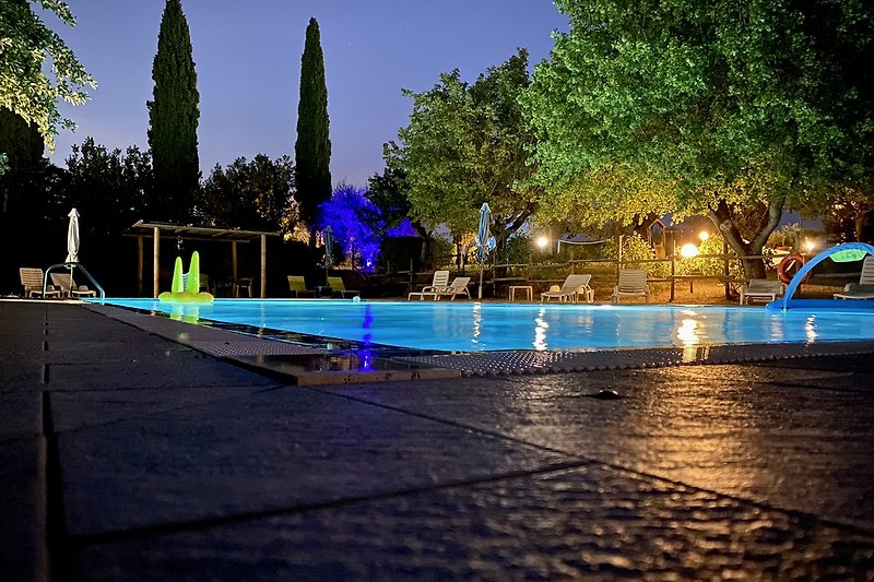 Metina Montepulciano piscina illuminata