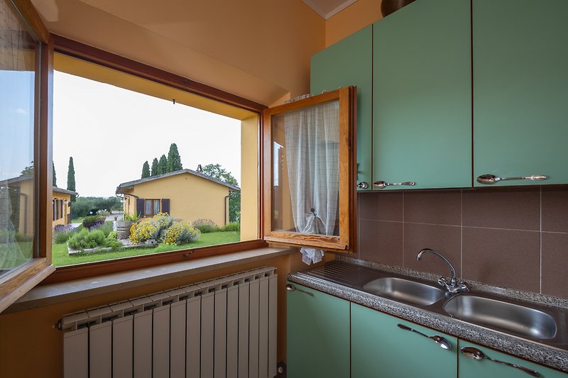Moderne Küche mit Fenster, Holz und Pflanzen.