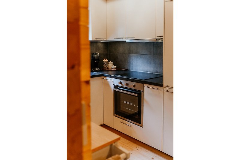 Moderne Küche mit hochwertigen Geräten und Holzakzenten.