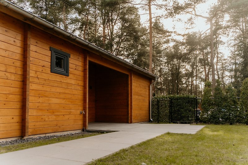 Charmantes Holzhaus mit grünem Garten und rustikaler Fassade. Gemütlicher Außenbereich.
