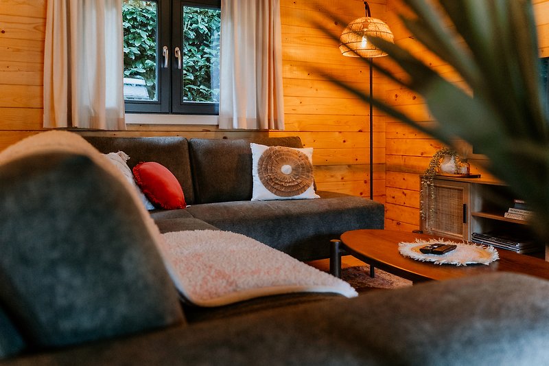 Stilvolles Wohnzimmer mit bequemer Couch und Lampe. Gemütliche Atmosphäre.