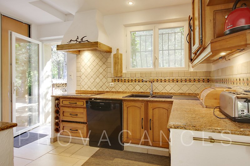 Moderne Küche mit eleganten Holzmöbeln und Granitarbeitsplatte.