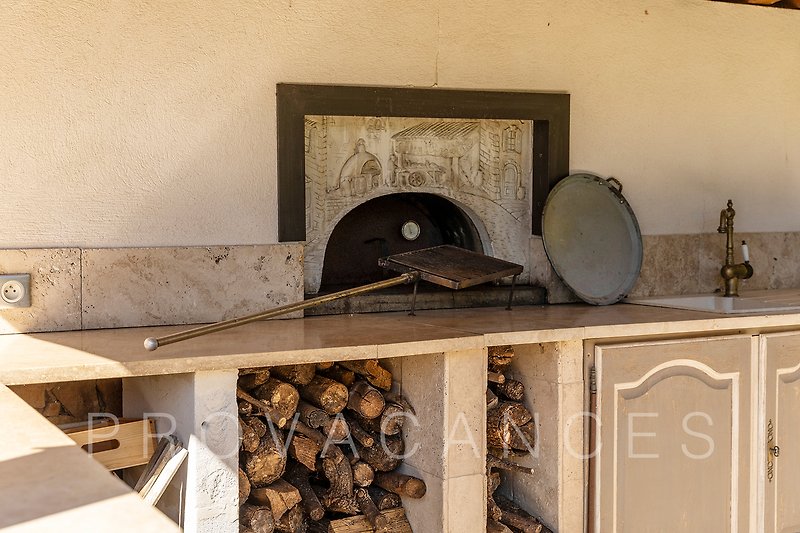 Antike Hüte und Helme auf Holzregal; stilvolle Inneneinrichtung.
