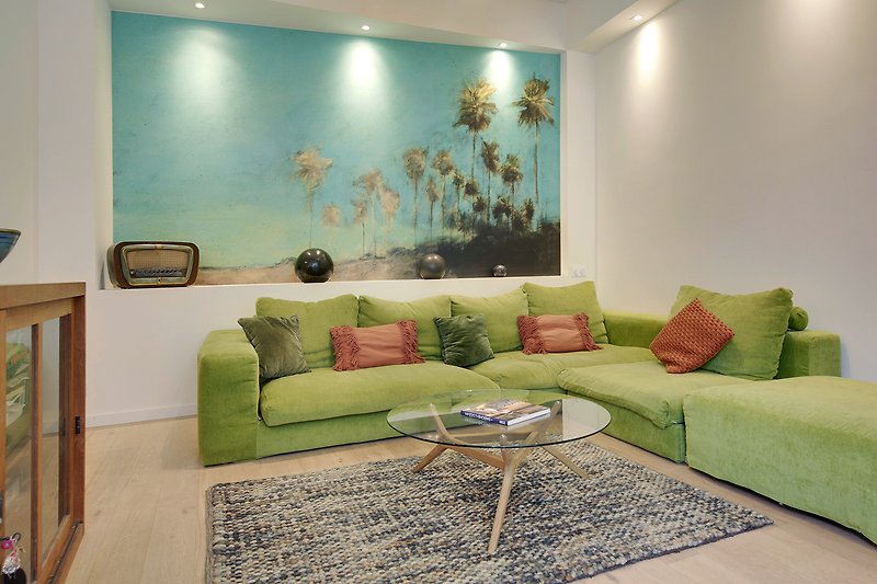 Wohnzimmer mit gemütlicher Couch, Holztisch und stilvoller Dekoration.