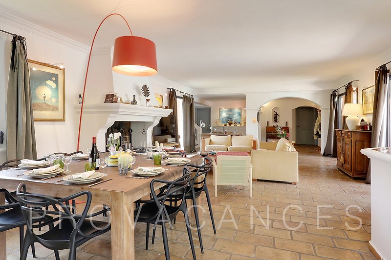 Moderne Küche mit stilvoller Einrichtung und Kochutensilien.