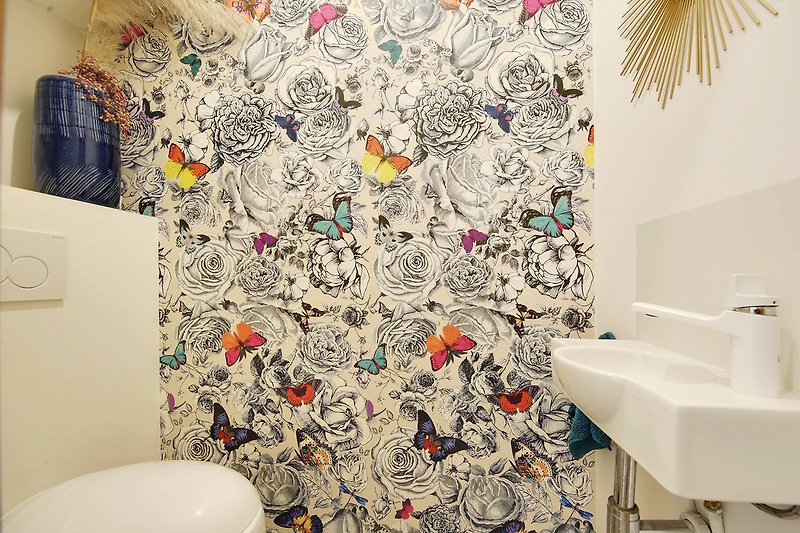 Modernes Badezimmer mit lila Akzenten und stilvoller Keramik.