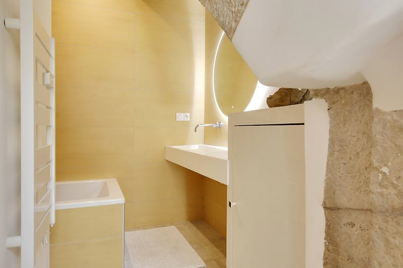 Modernes Badezimmer mit Holzakzenten und neutralen Farben.