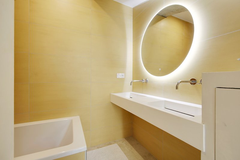 Modernes Badezimmer mit elegantem Design und stilvoller Einrichtung.