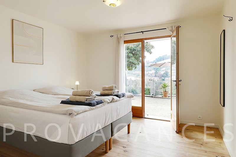 Elegantes Schlafzimmer mit bequemem Bett und Fenster.