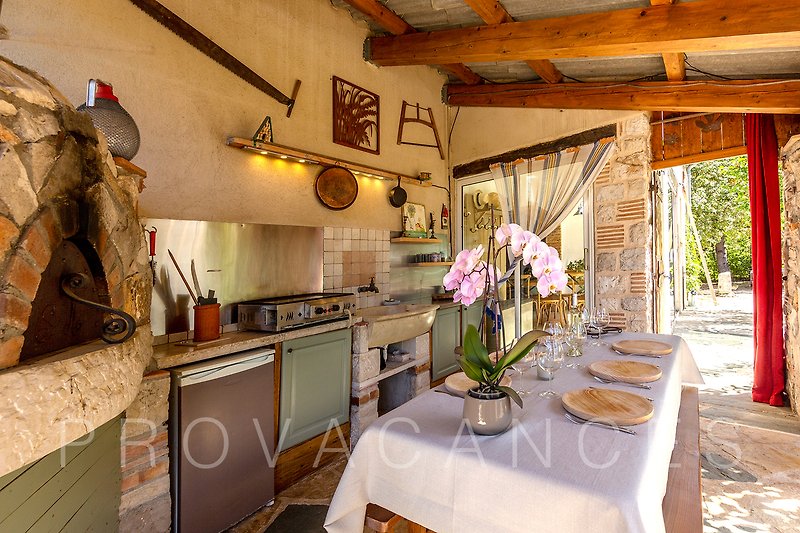 Moderes Holzhaus mit stilvoller Küche und Blumendekoration.