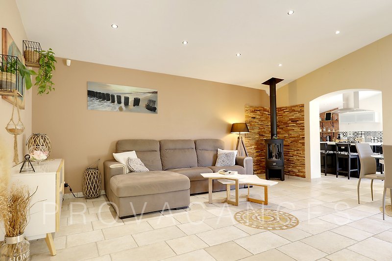 Modernes Wohnzimmer mit stilvoller Dekoration und bequemer Couch.