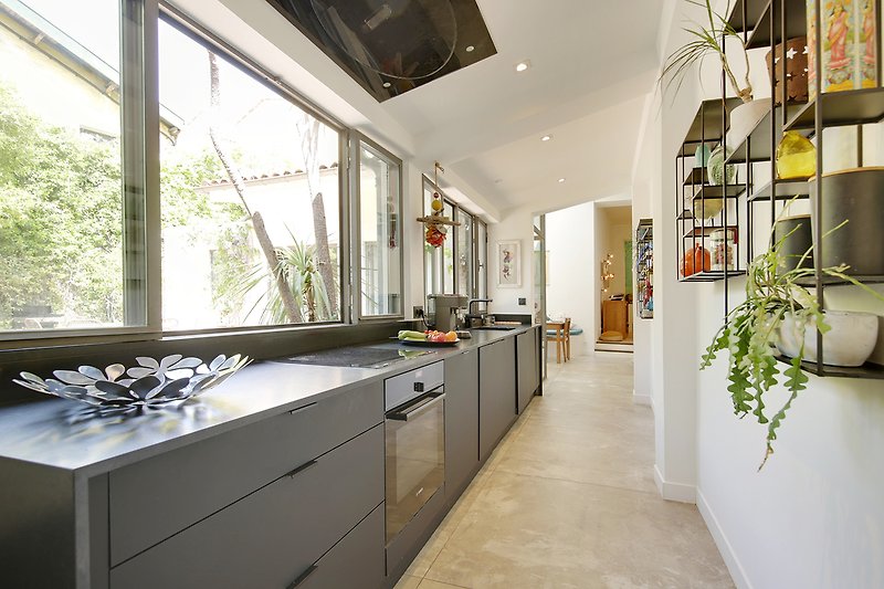 Moderne Küche mit Holzakzenten und stilvoller Einrichtung.