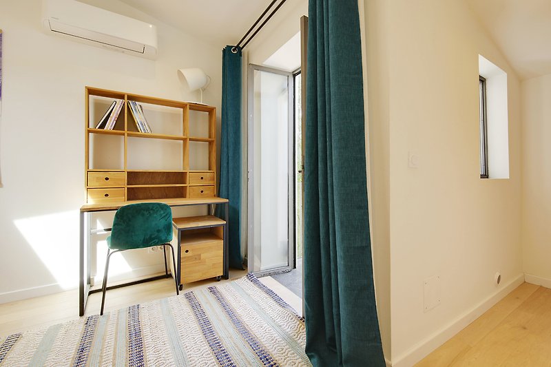 Rustikales Schlafzimmer mit Holzmöbeln und gemütlichem Bett.