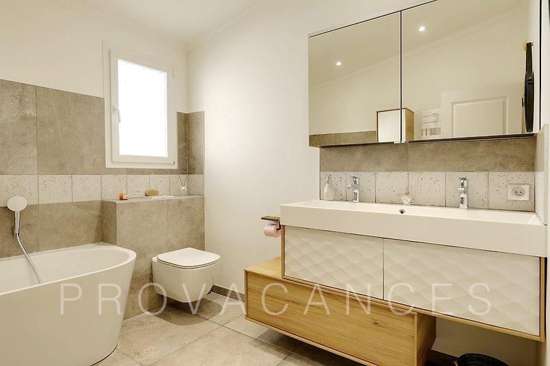 Modernes Badezimmer mit stilvoller Einrichtung und Badewanne.