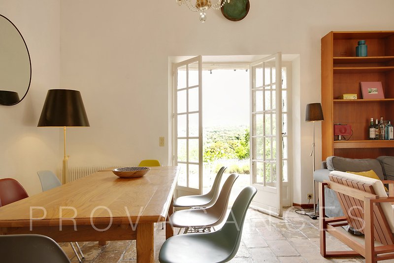 Stilvolles Wohnzimmer mit Holzmöbeln und grünen Pflanzen.