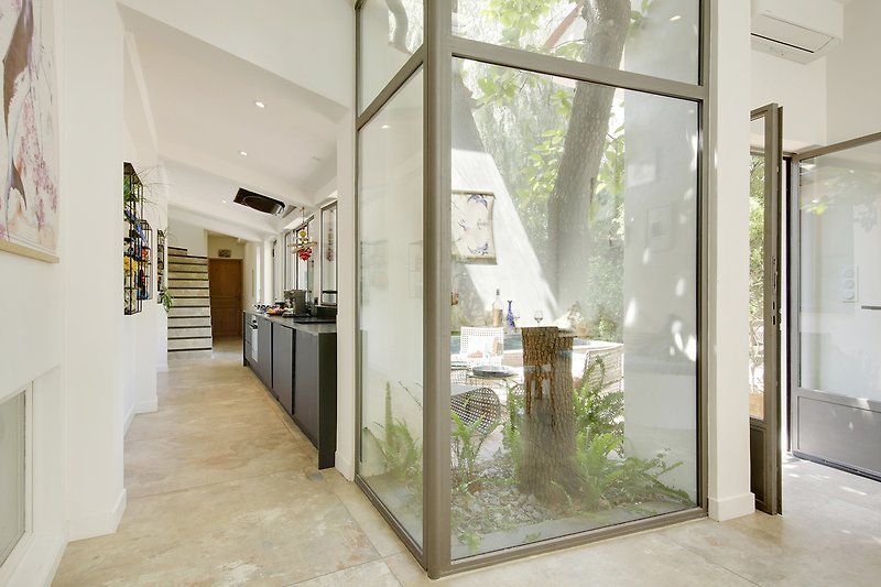 Modernes Haus mit Glasfront, Holzakzenten und stilvollem Design.