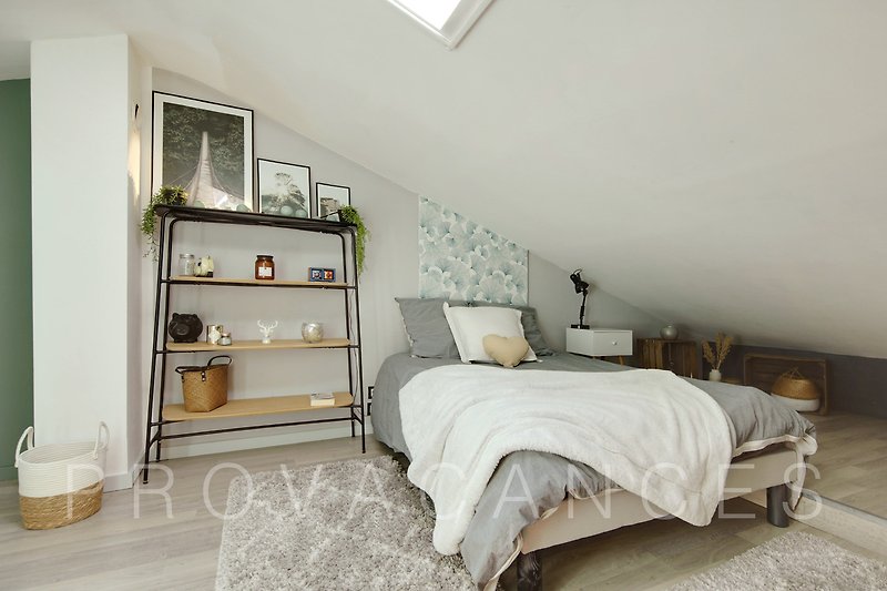 Modernes Schlafzimmer mit stilvollem Bett und elegantem Design. Gemütliche Atmosphäre!