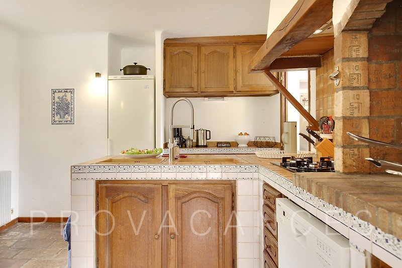 Moderne Küche mit Holzmöbeln und Granitarbeitsplatte.