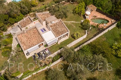 Schöne Architektenvilla mit Pool in Tourrettes-sur-Loup