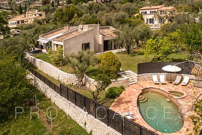 Schöne Architektenvilla mit Pool in Tourrettes-sur-Loup