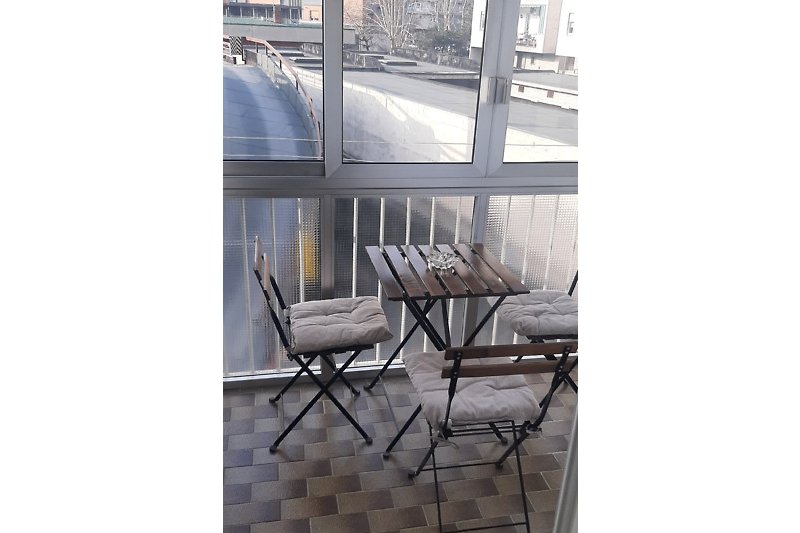 Holztisch mit Stühlen und Glas - perfekt für draußen!