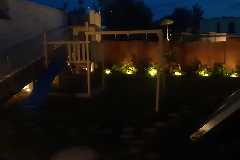 Gartengelände bei Nacht