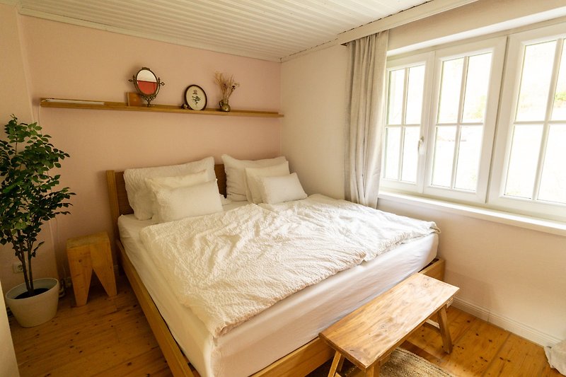 Stilvolles Schlafzimmer mit Holzmöbeln und Pflanzen.
