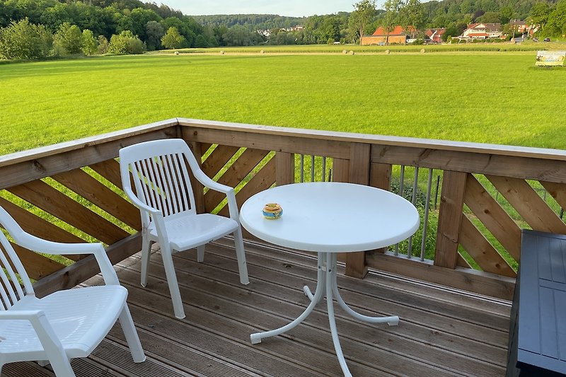 Gartenmöbel auf Ihrem Balkon: Naturverbundene Entspannung im Freien.