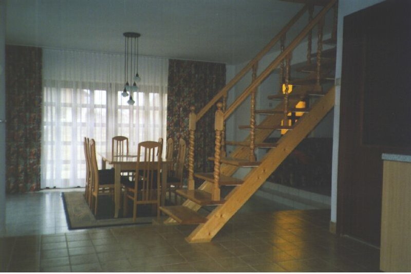 Wohnzimmer mit Treppe ins 1. OG.