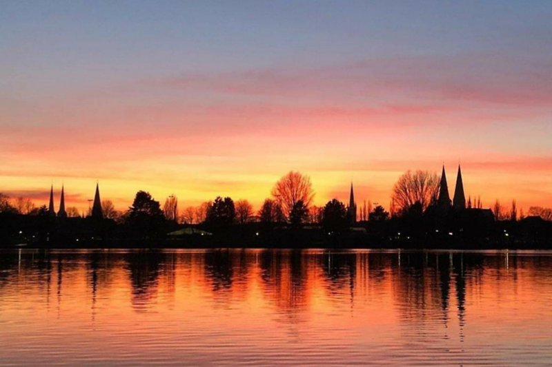 Lübecker Skyline vom Dräger Park bei Sonnenuntergang